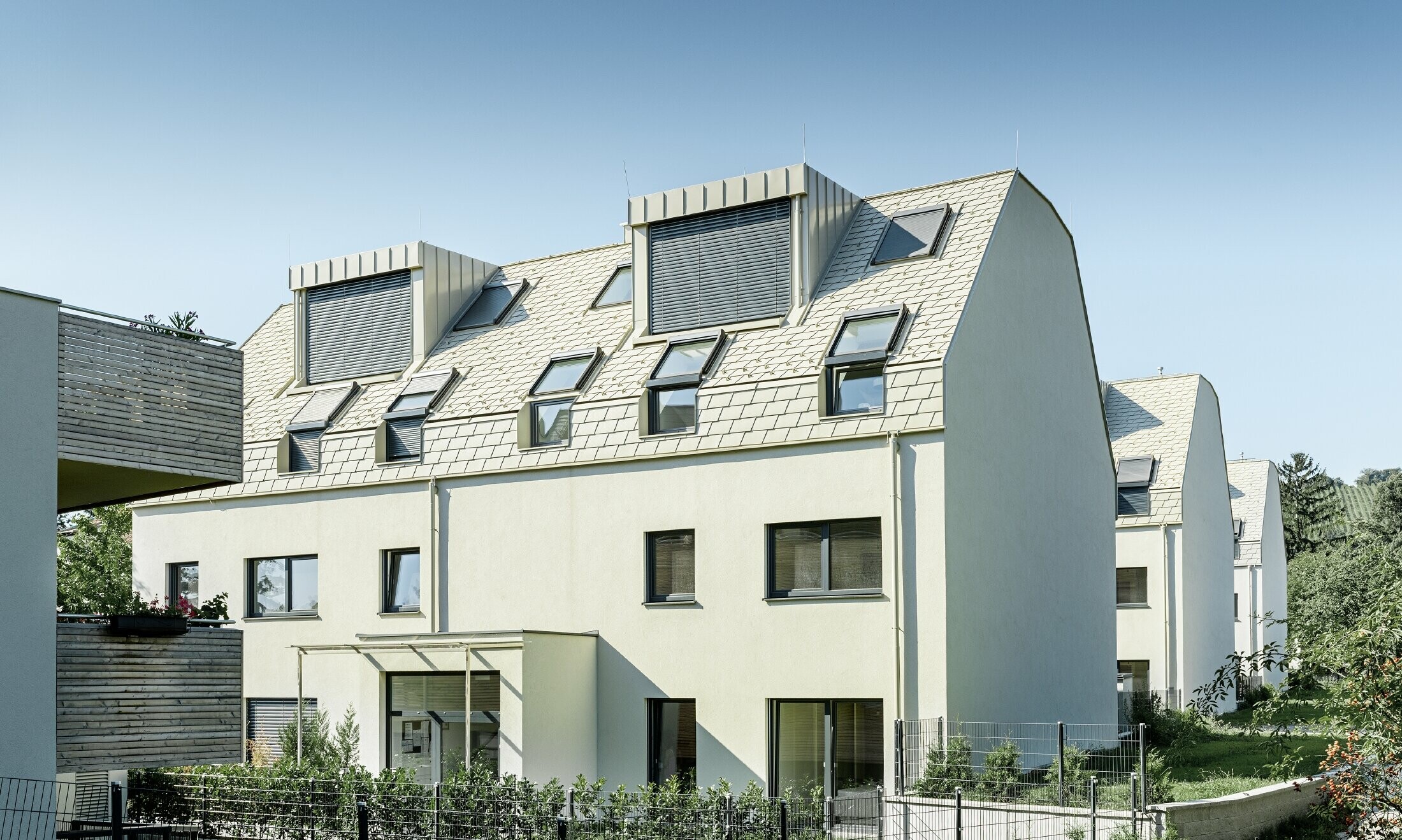 Nuovo complesso residenziale con grande superficie di coperture e velux