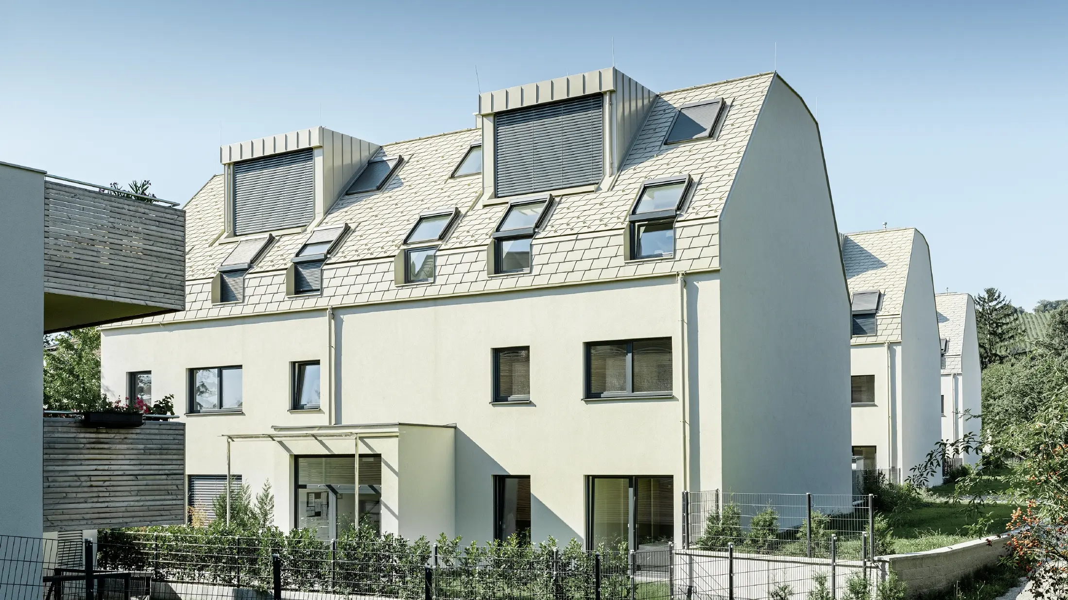Nuovo complesso residenziale con grande superficie di coperture e velux