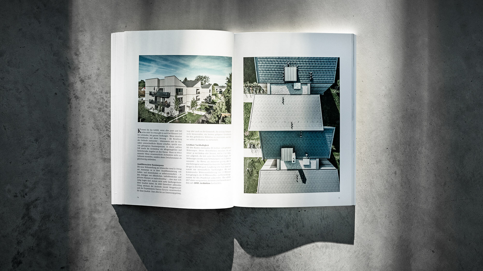 Libro PREFARENZEN 2024 aperto, su sfondo grigio, con un articolo sulla cosiddetta zona "Schmucker" dello studio WWA Architekten.