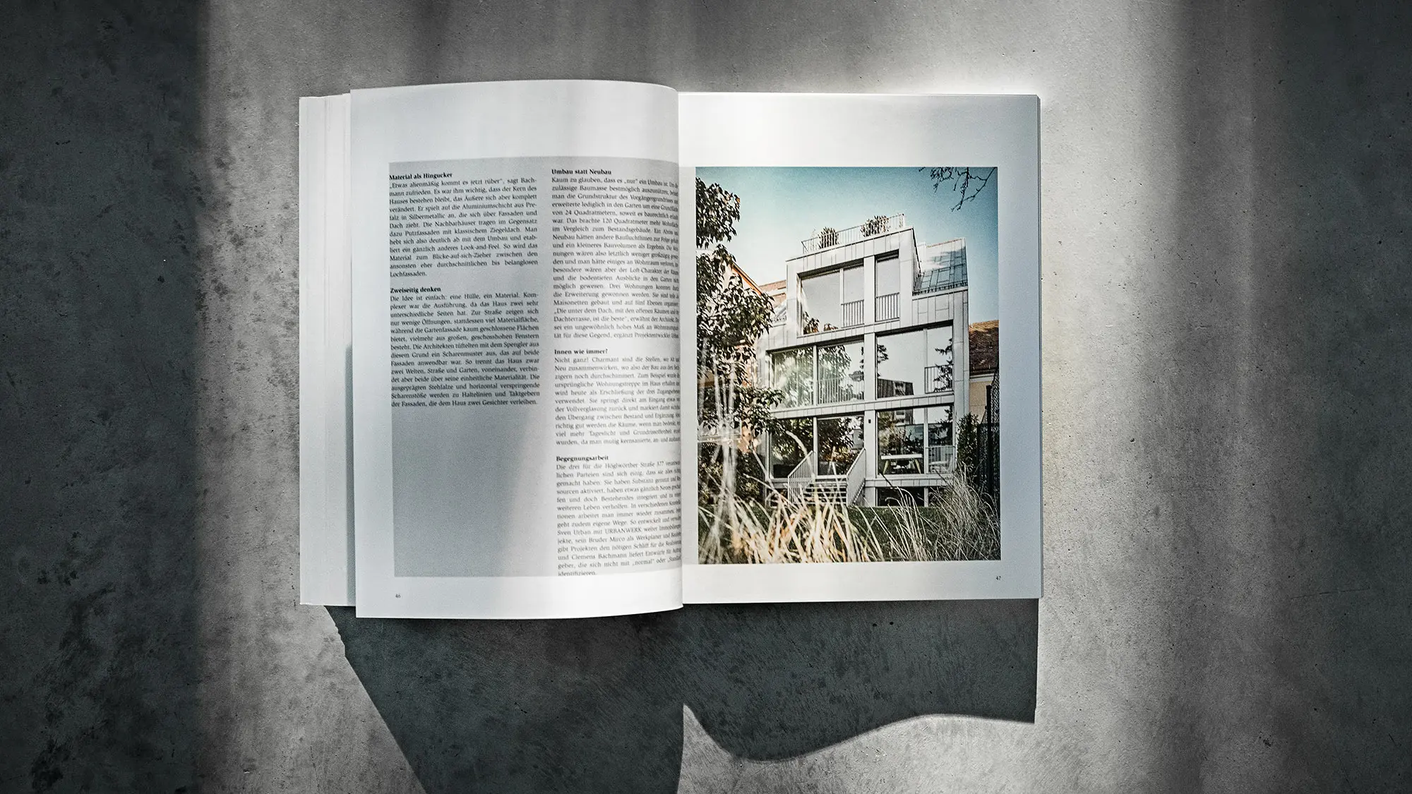Das geöffnete PREFARENZEN Buch 2024 mit einem Beitrag über das Reihenhaus Höglwörther Straße von CBA vor einem grauen Hintergrund.