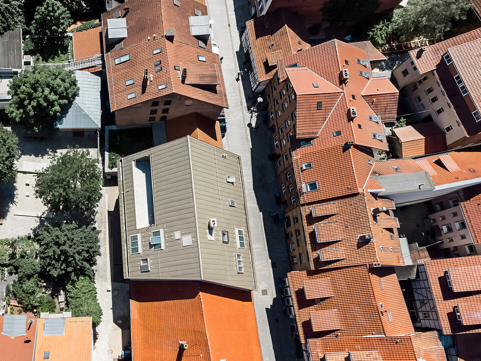  Das neue, von Atelier ST realisierte Kunsthaus in Göttingen aus der Vogelperspektive: Mit seinem bronzefarbenen Prefalz Dach fügt es sich elegant in die Altstadt ein.