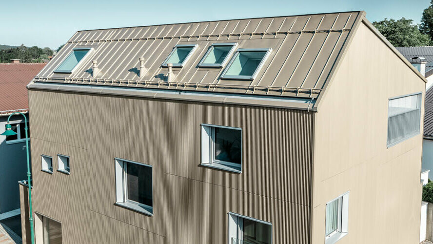 Moderna casa privata con rivestimento di tetto e facciata in alluminio di PREFA