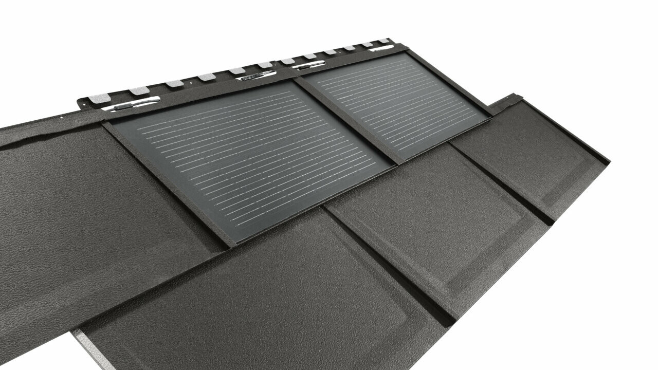 Einzelne PREFA Solardachplatte klein und PREFA Dachplatte R.16 in P.10 Schwarz