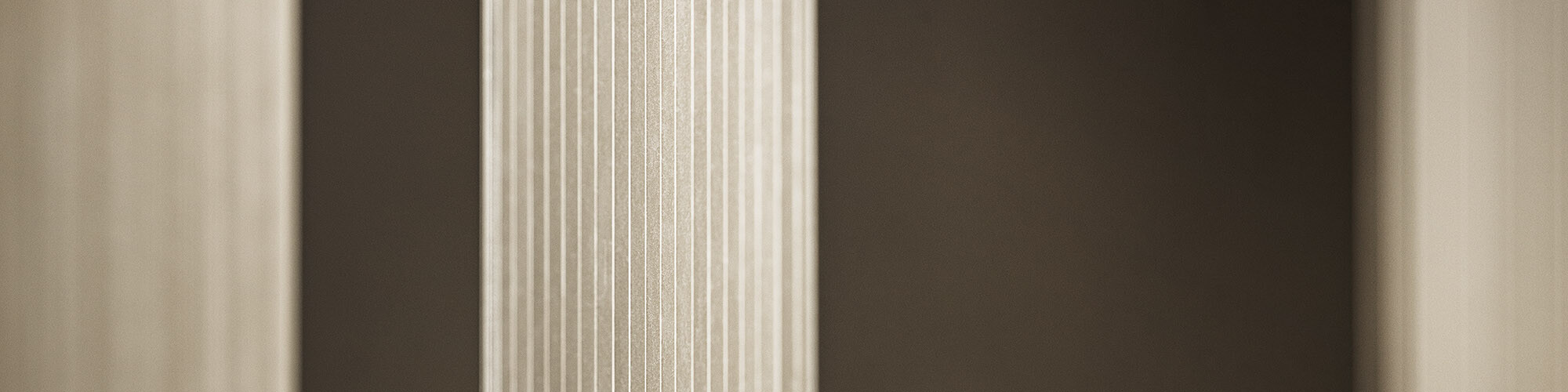 Visualizzazione dettagli del profilo a zeta della facciata di color bronzo nelle tonalità oro e nelle diverse tonalità del marrone. 