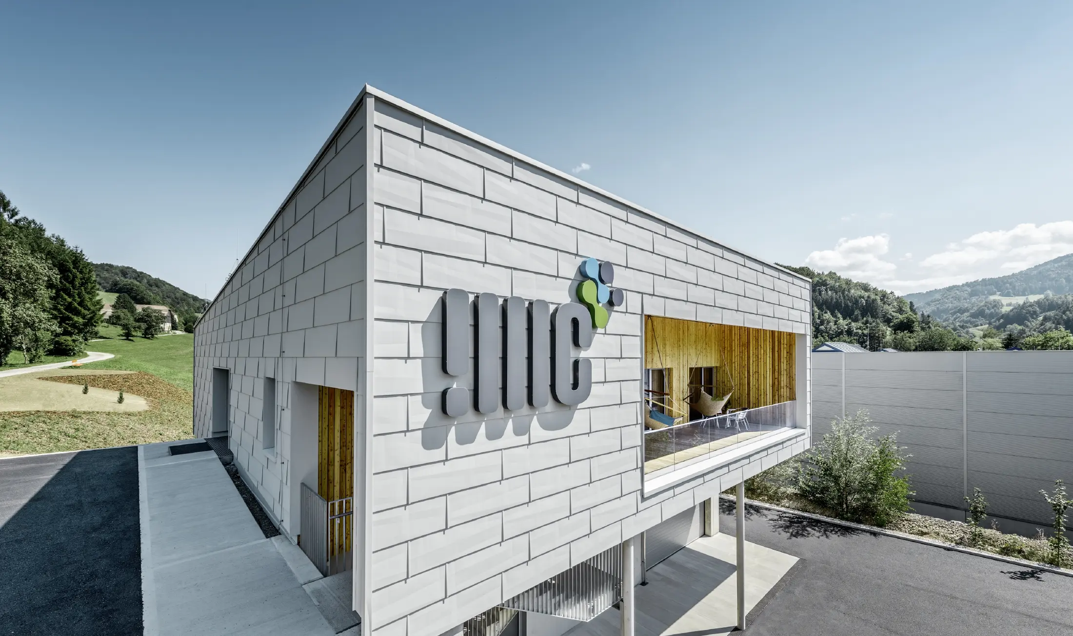 Moderno edificio aziendale a Ybbsitz con copertura piatta e facciata in alluminio; la facciata è stata rivestita con pannelli per facciata PREFA FX.12 in bianco prefa.