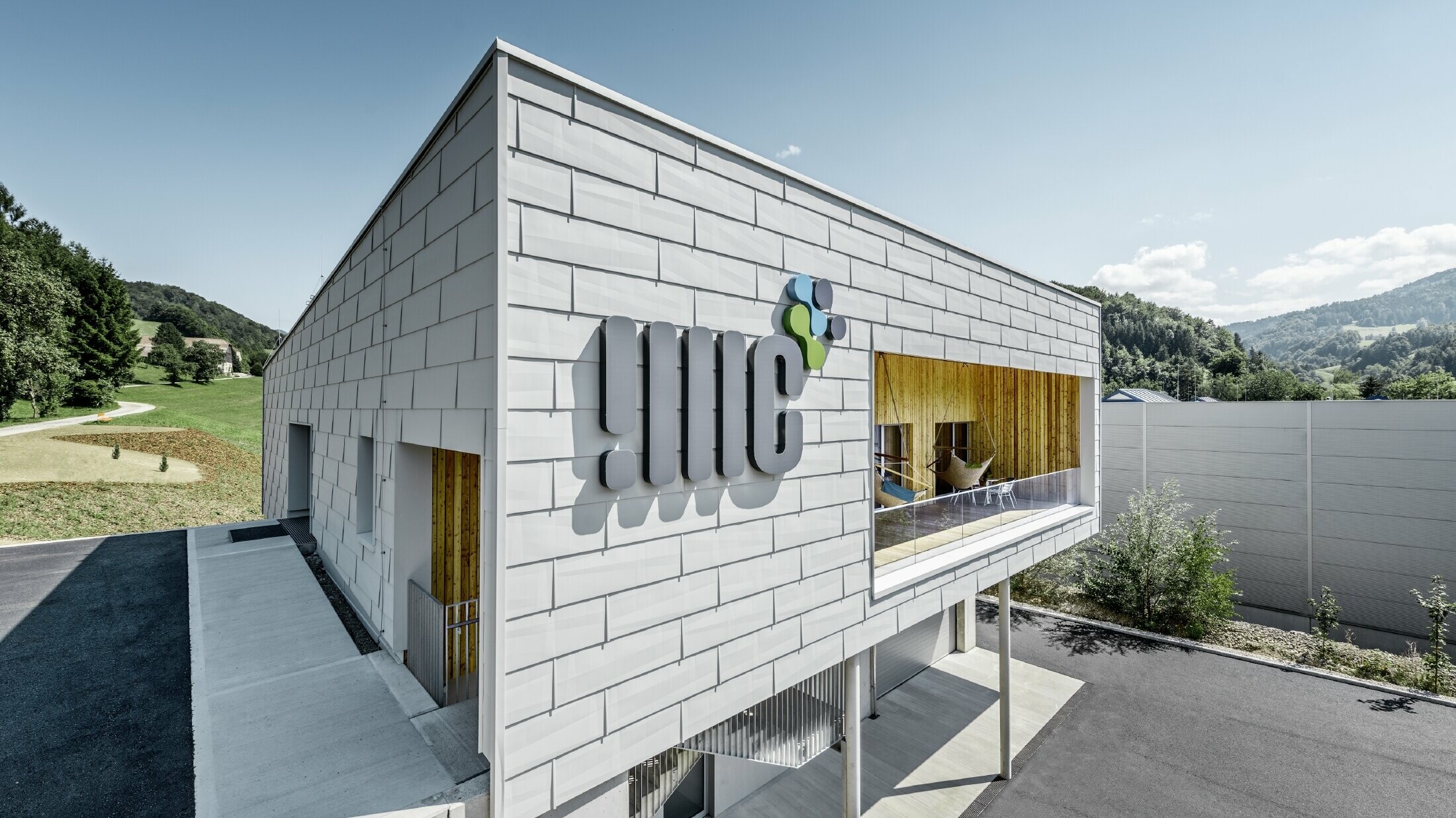 Moderno edificio aziendale a Ybbsitz con copertura piatta e facciata in alluminio; la facciata è stata rivestita con pannelli per facciata PREFA FX.12 in bianco prefa.