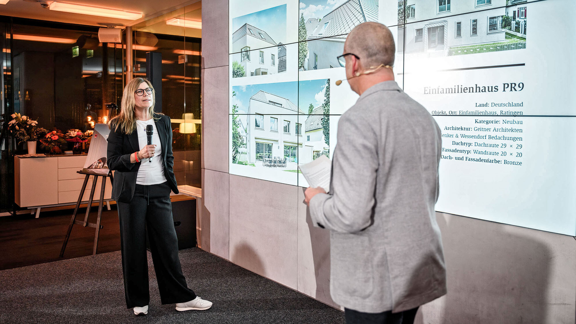 Architektin Leona Geitner vom deutschen Büro Geitner Architekten und Marketingleiter International Jürgen Jungmair im Gespräch vor der Präsentationsfläche.