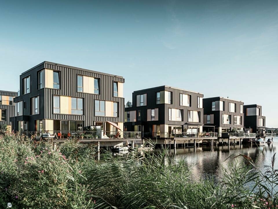 Die neuen Wohninseln Zeeburgerbaai in Amsterdam verkleidet mit PREFA Prefalz Elementen in P.10 Anthrazit