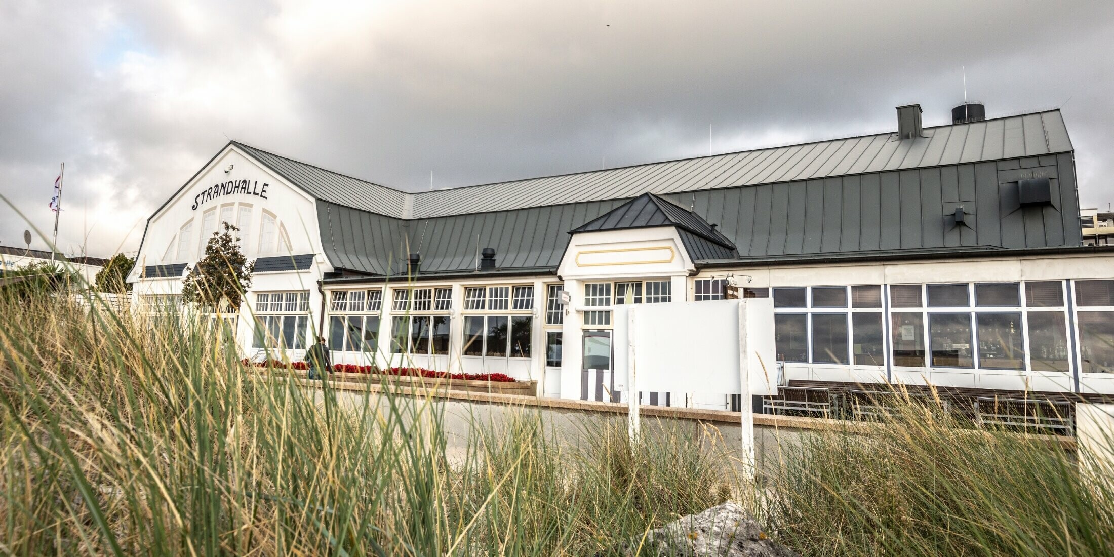 Neues Stehfalzdach - Prefalz - von PREFA in Hellgrau für die Strandhalle in Grömitz.