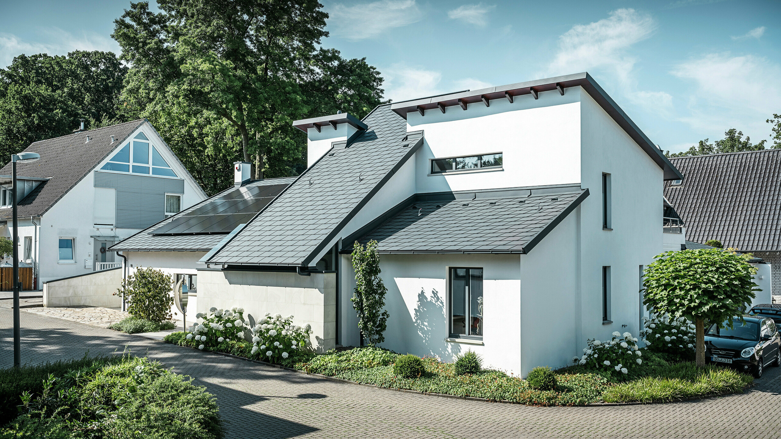 Ein PREFA Komplettsystem aus Aluminium verkleidet die außergewöhnliche Dachlandschaft eines Einfamilienhauses in Dortmund