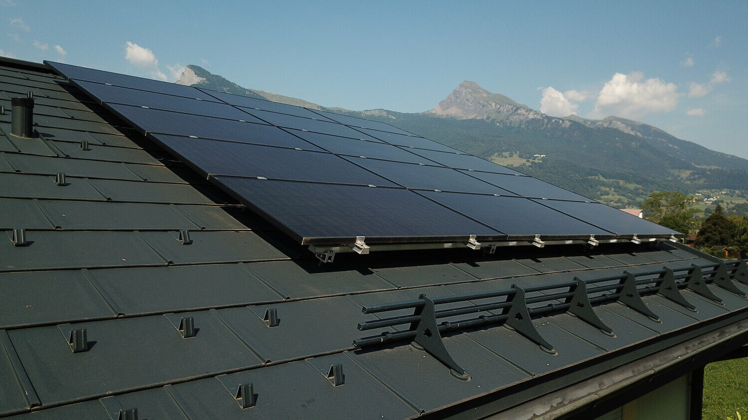 Impianto fotovoltaico integrato in un tetto in tegola R.16 PREFA colore antracite.