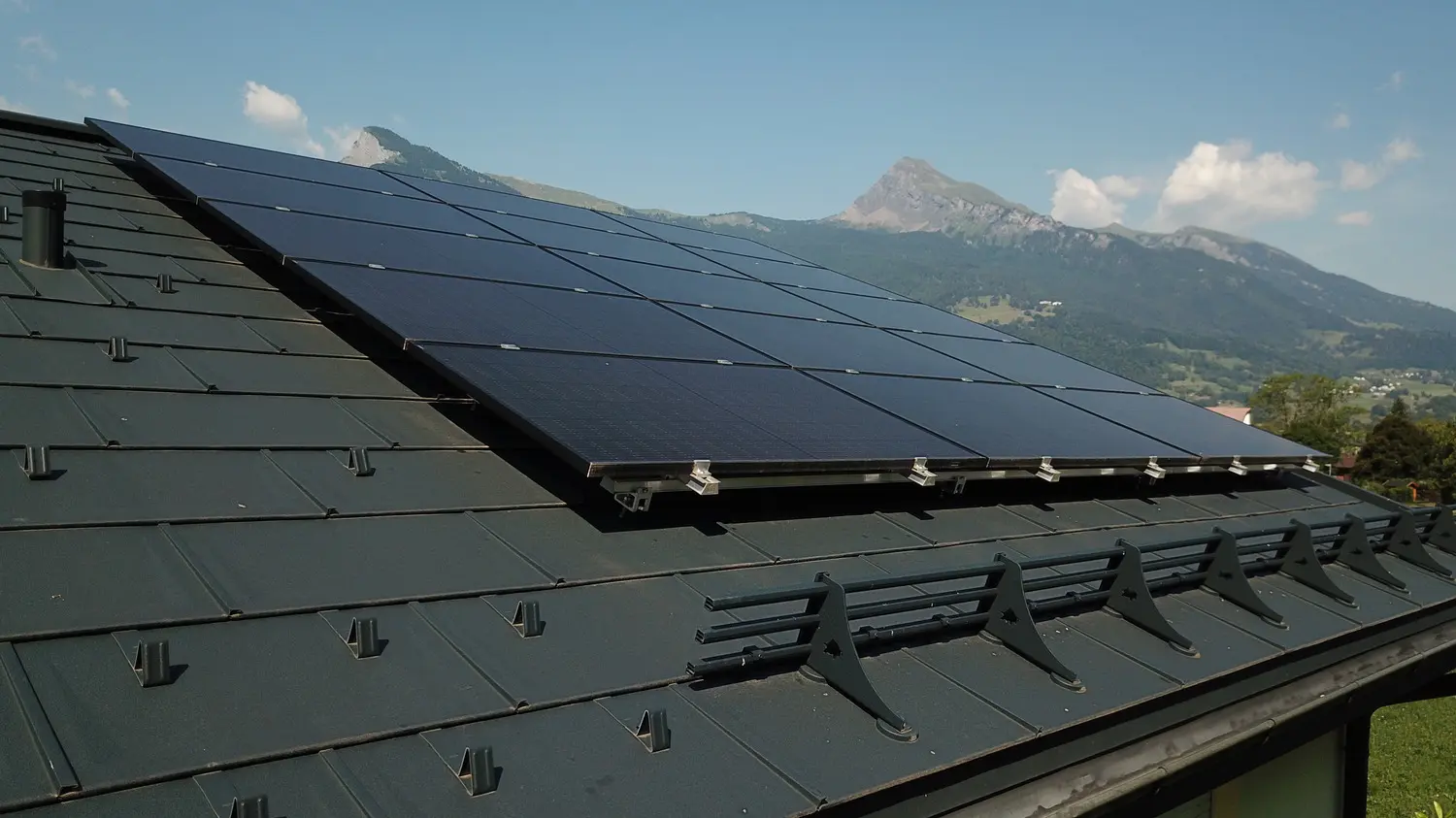 Impianto fotovoltaico integrato in un tetto in tegola R.16 PREFA colore antracite.