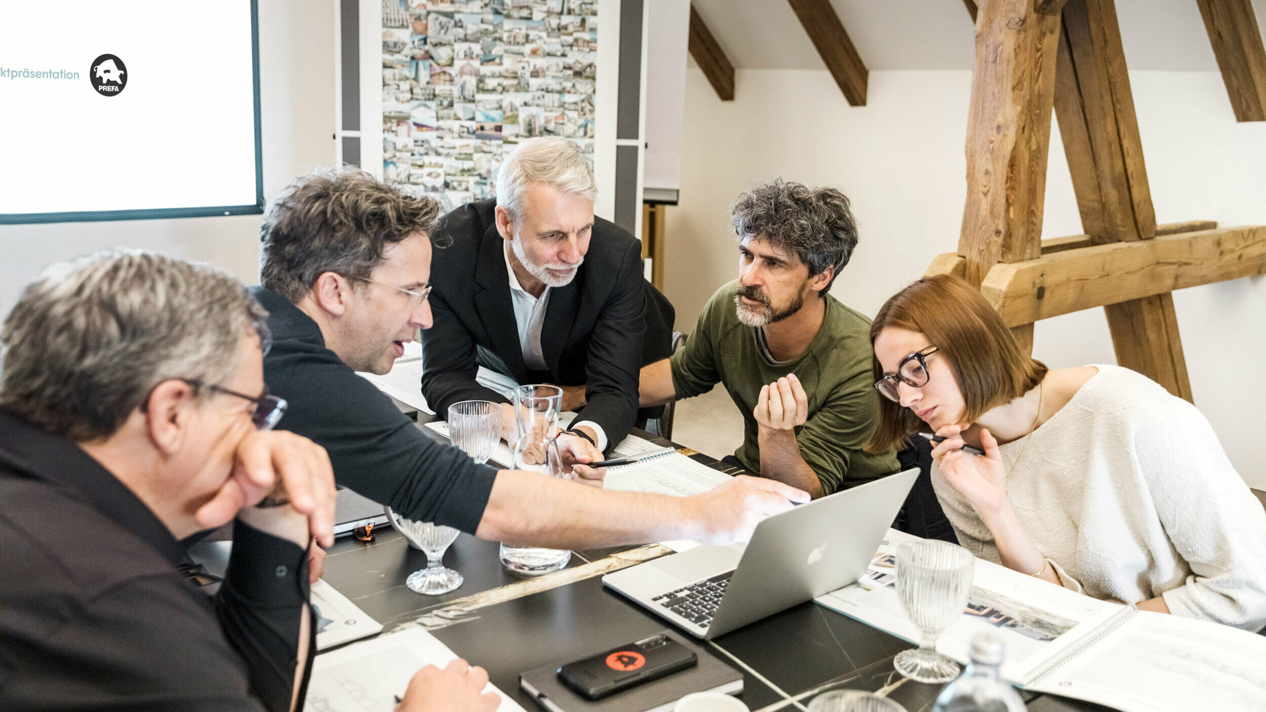 Die Jury bei der Besprechung der Projekte.