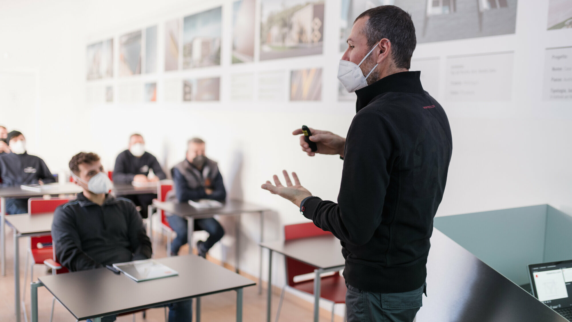 Trainer der PREFA Academy vor den Kursteilnehmern während der Theorieeinheit.