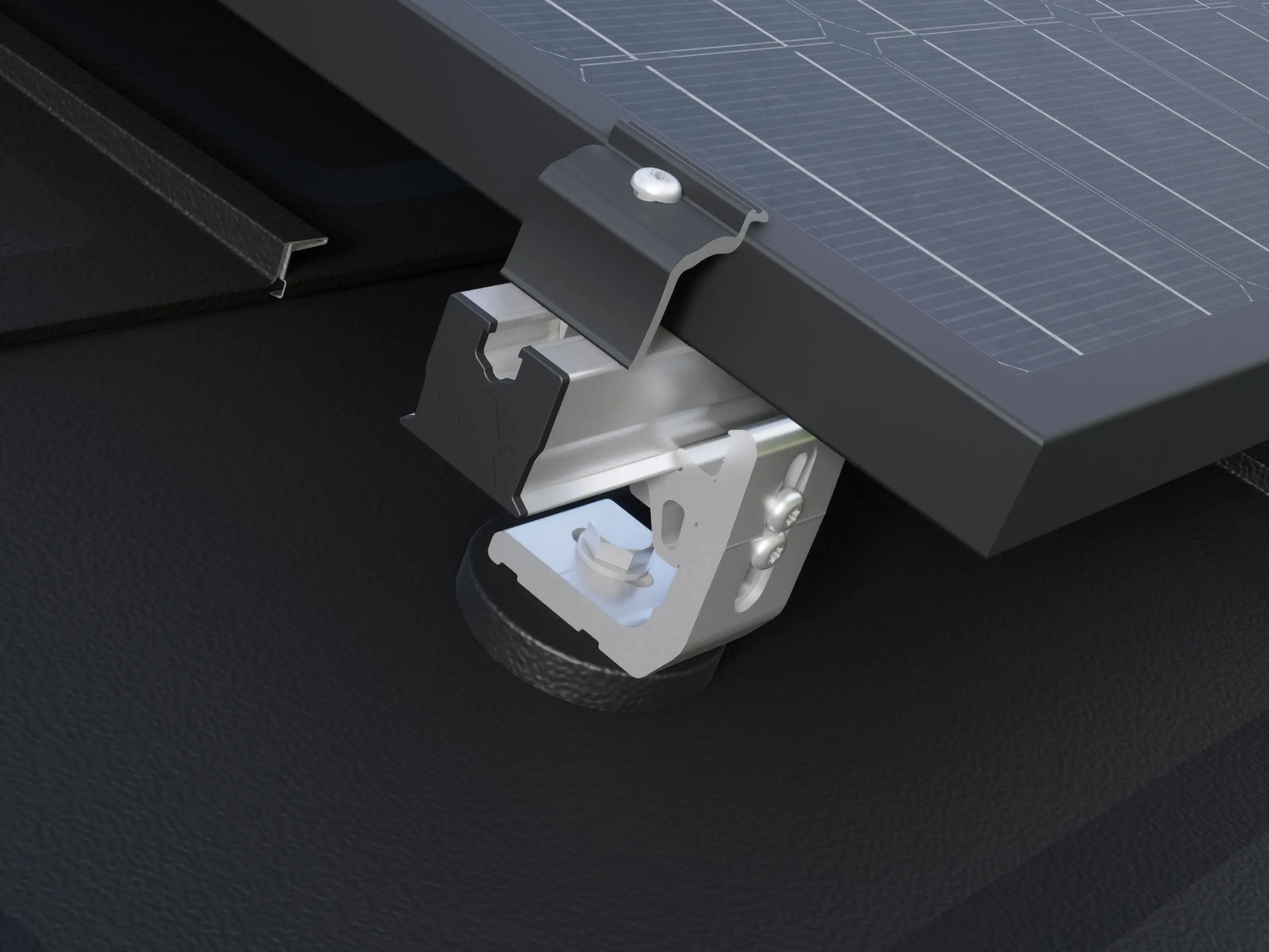 Primo piano della staffa PREVARIO 3.S montata su un tetto PREFA scuro che sostiene il binario. Il modulo fotovoltaico è stato fissato al binario con l'elemento di testa PREVARIO.