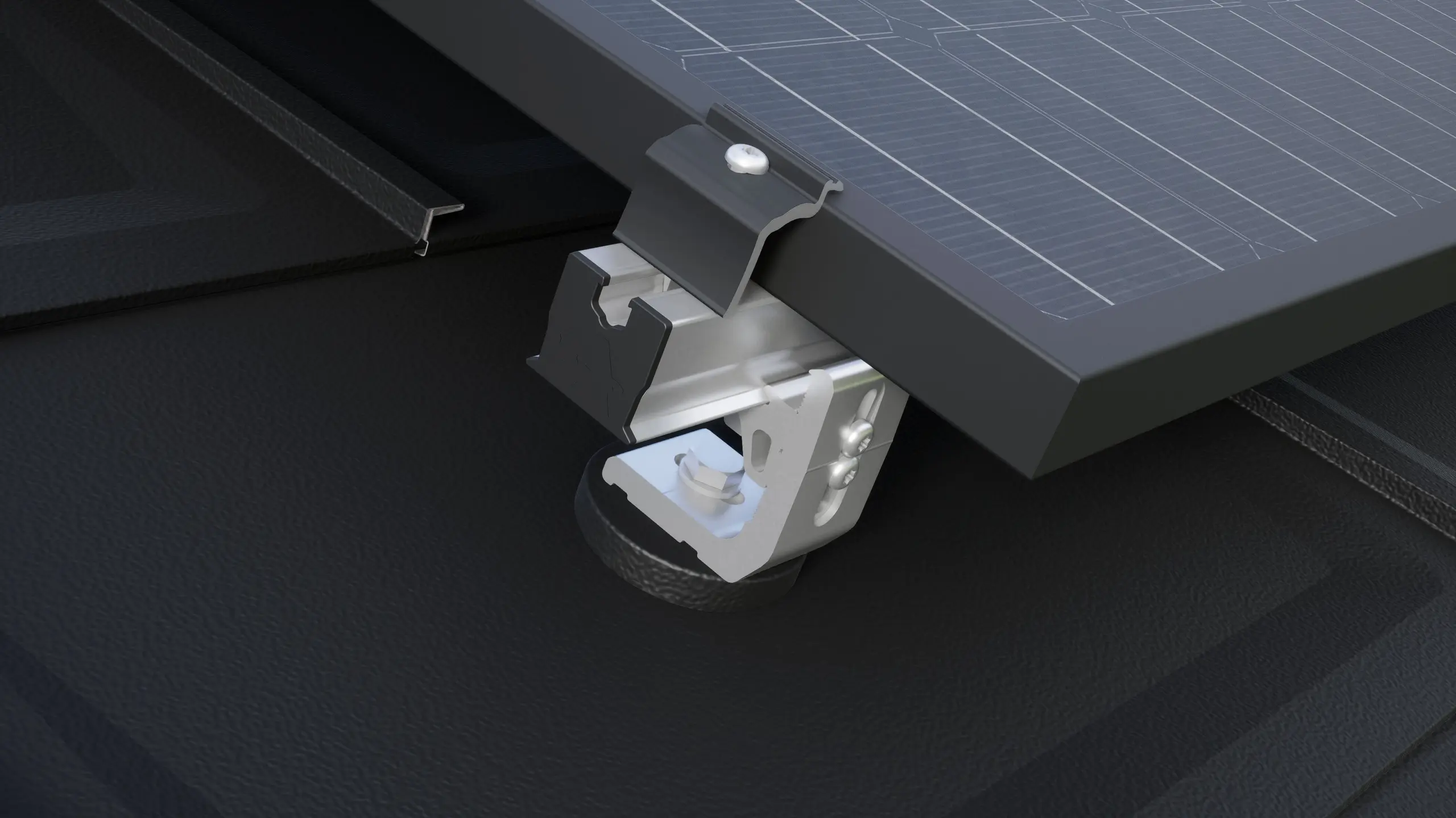Primo piano della staffa PREVARIO 3.S montata su un tetto PREFA scuro che sostiene il binario. Il modulo fotovoltaico è stato fissato al binario con l'elemento di testa PREVARIO.