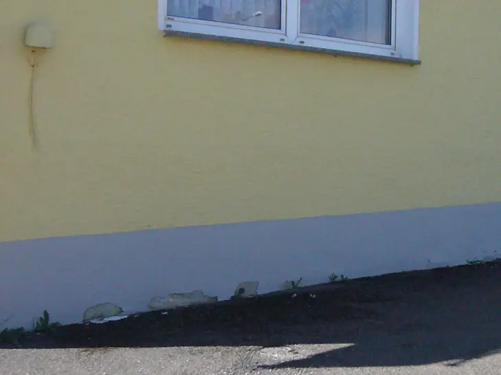 Aufgrund der ausgebrochenen am Fassadensockel wird das Haus mit PREFA saniert.