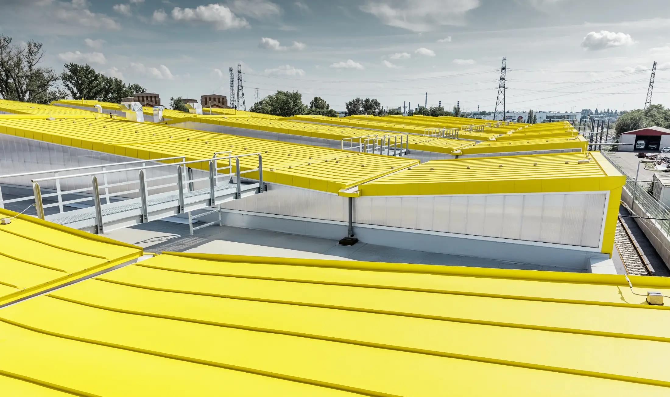 Immagine dettagliata della superficie del tetto di colore giallo della nuova Remise di Budapest, con tetto con aggraffatura di PREFA;