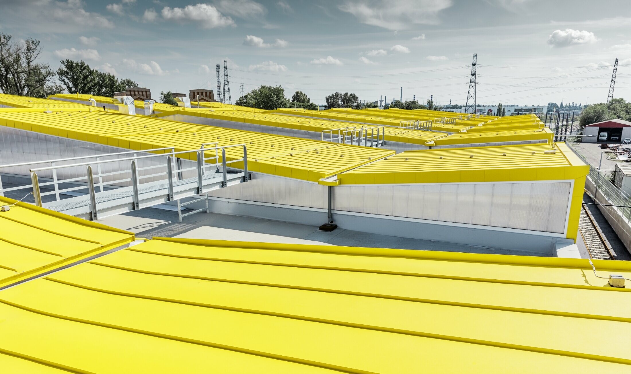 Detailansicht der gelben Dachfläche der neuen Budapester Remise mit Stehfalzdach von PREFA;