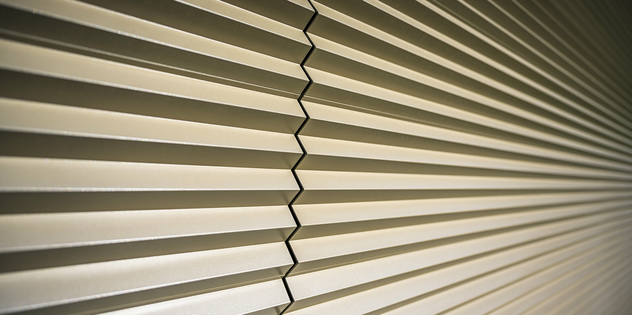 Nahaufnahme des PREFA Zackenprofils in Bronze