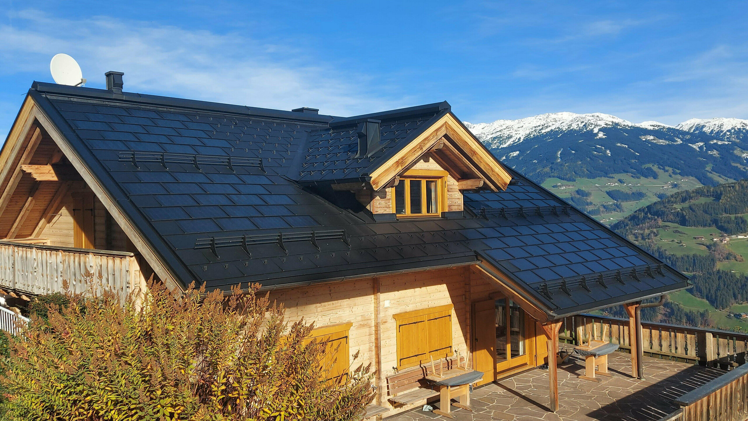 Ristrutturazione di una casa indipendente a Hippach (Tirolo) con il pannello solare PREFA small in P.10 nero, abbinato al pannello PREFA R.16.