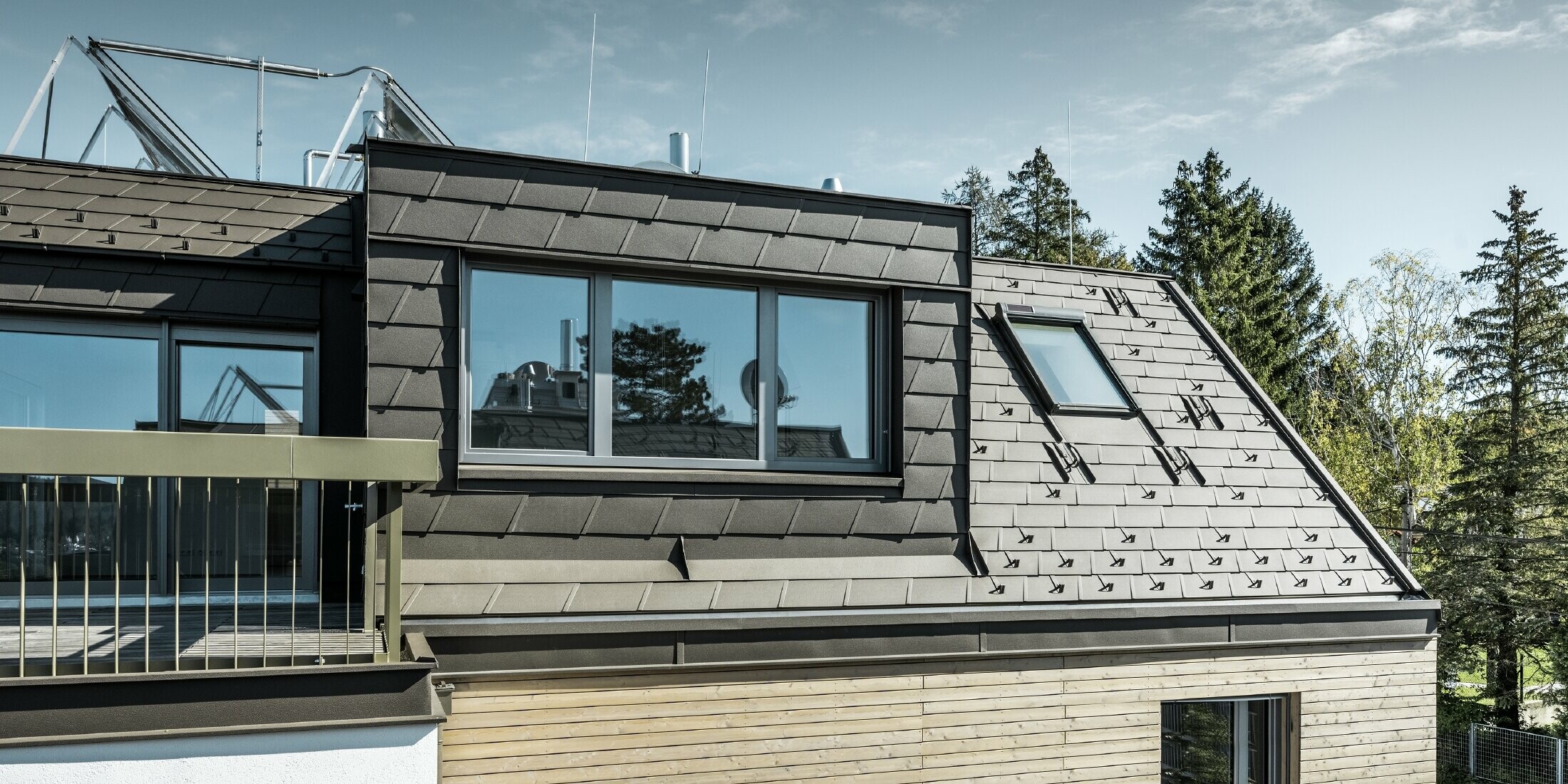 Dachgeschossausbau, Dach- und Fassadenverkleidung mit der PREFA Dachschindel DS.19 in P.10 Braun