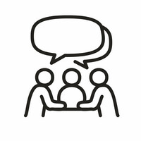 Drei Personen sitzen sich an einem Tisch gegenüber. Über den Personen schweben zwei Sprechblasen.