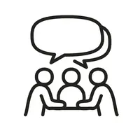 Drei Personen sitzen sich an einem Tisch gegenüber. Über den Personen schweben zwei Sprechblasen.