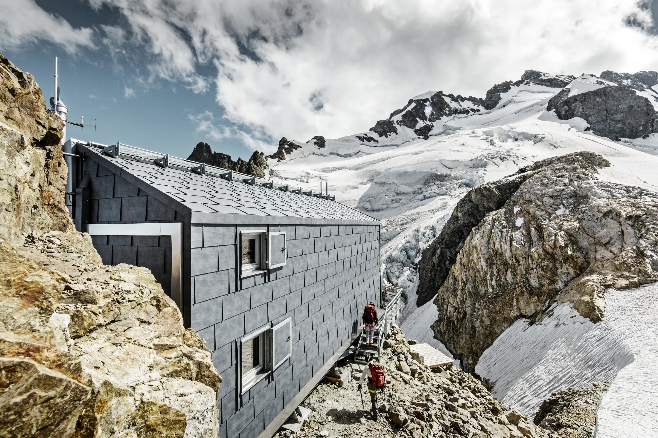 [Translate to Deutsch:] Berghütte auf dem La Meije in Frankreich verkleidet mit FX.12 in P.10 Steingrau