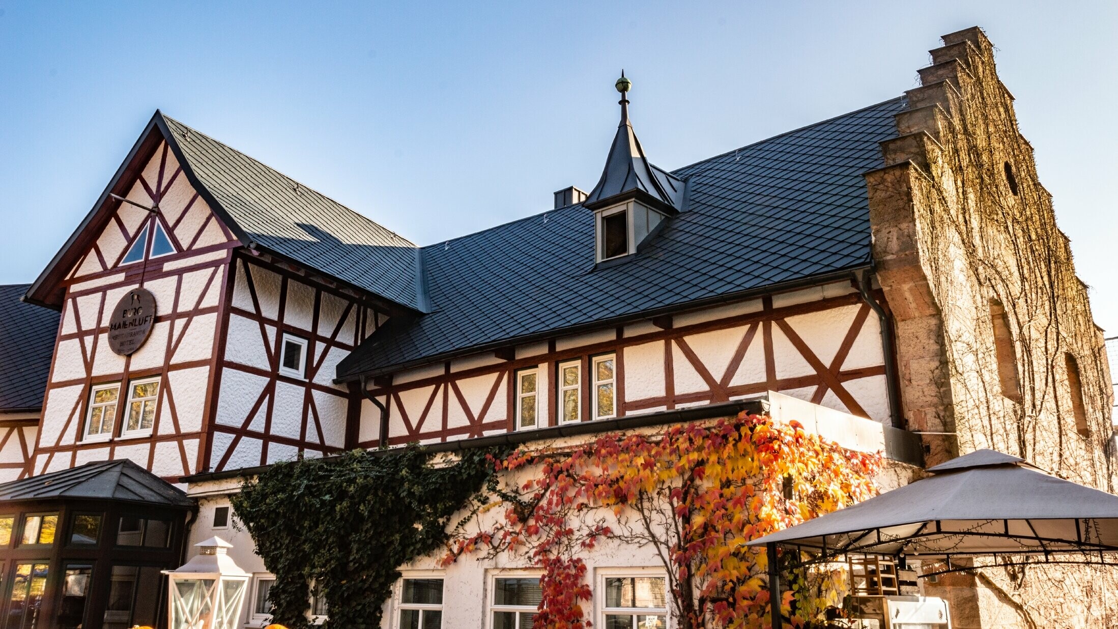 L'Hotel Burg Maienluft è stato rivestito con scaglia 29 x 29 PREFA in antracite, la facciata è a graticcio.
