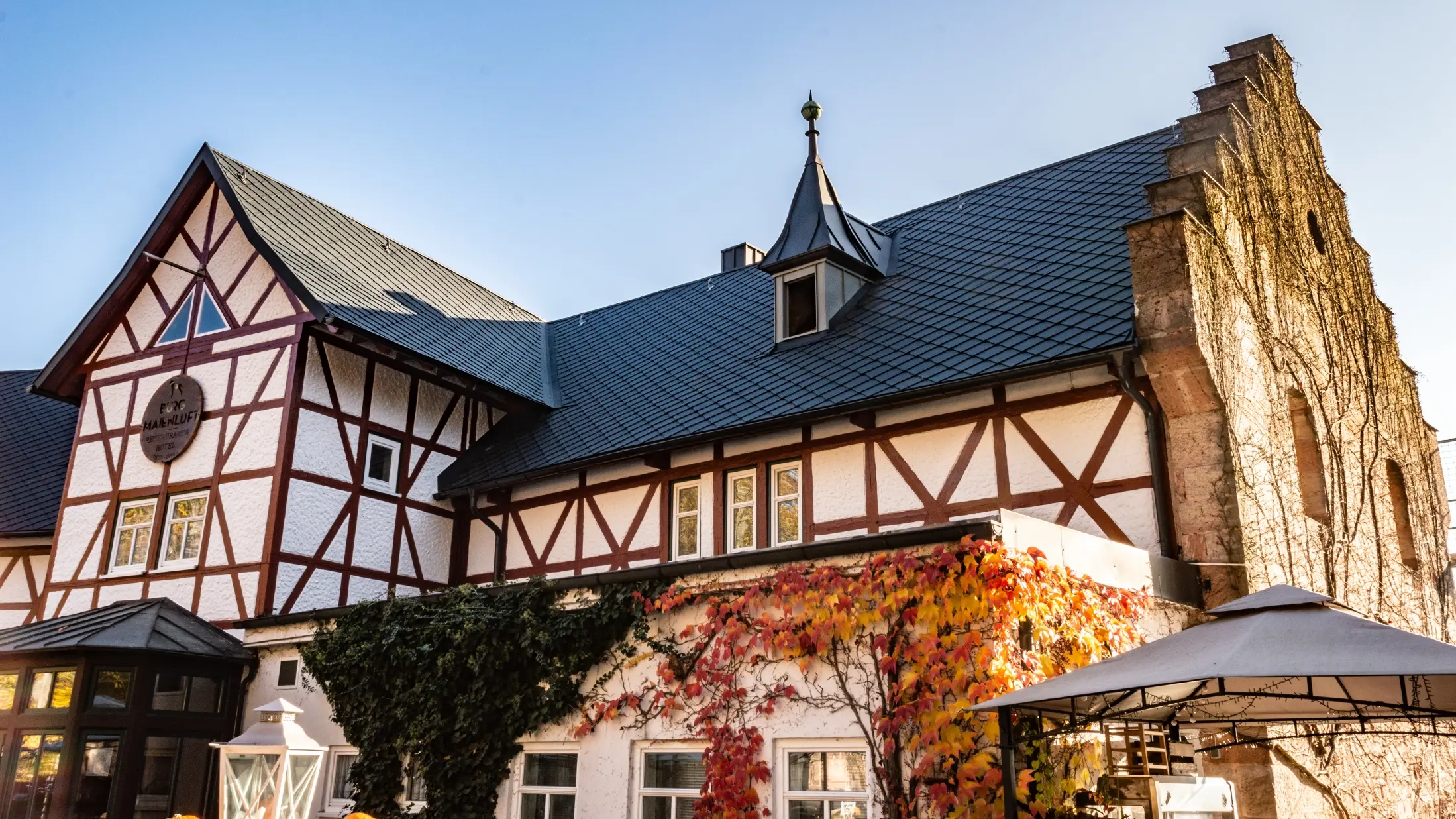 L'Hotel Burg Maienluft è stato rivestito con scaglia 29 x 29 PREFA in antracite, la facciata è a graticcio.