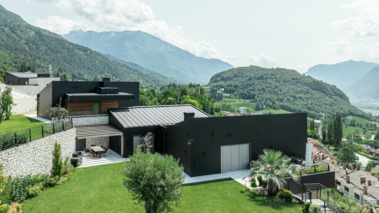 Vista dall'alto di alcuni appartamenti del complesso Trento in Vista a Villazzano rivestiti in alluminio, copertura in Prefalz e facciata in Prefabond.