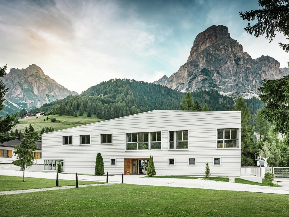 L'architettura militare moderna incontra l'ambiente alpino: davanti a un maestoso panorama montano, la caserma “Tempesti” è immersa nel paesaggio altoatesino. La facciata chiara PREFALZ in P.10 bianco PREFA garantisce linee pulite. La facciata in alluminio chiaro riflette la luce solare e migliora il microclima.