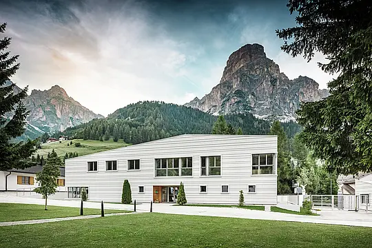 L'architettura militare moderna incontra l'ambiente alpino: davanti a un maestoso panorama montano, la caserma “Tempesti” è immersa nel paesaggio altoatesino. La facciata chiara PREFALZ in P.10 bianco PREFA garantisce linee pulite. La facciata in alluminio chiaro riflette la luce solare e migliora il microclima.