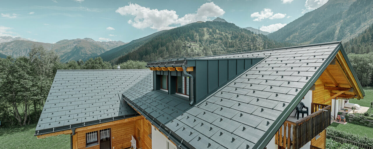 Einfamilienhaus in ländlicher Umgebung mit PREFA Dacheindeckung in der Farbe Anthrazit
