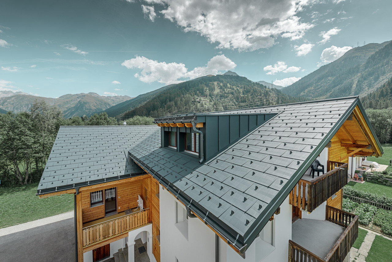 Casa unifamiliare in contesto rurale con copertura del tetto PREFA nel colore antracite
