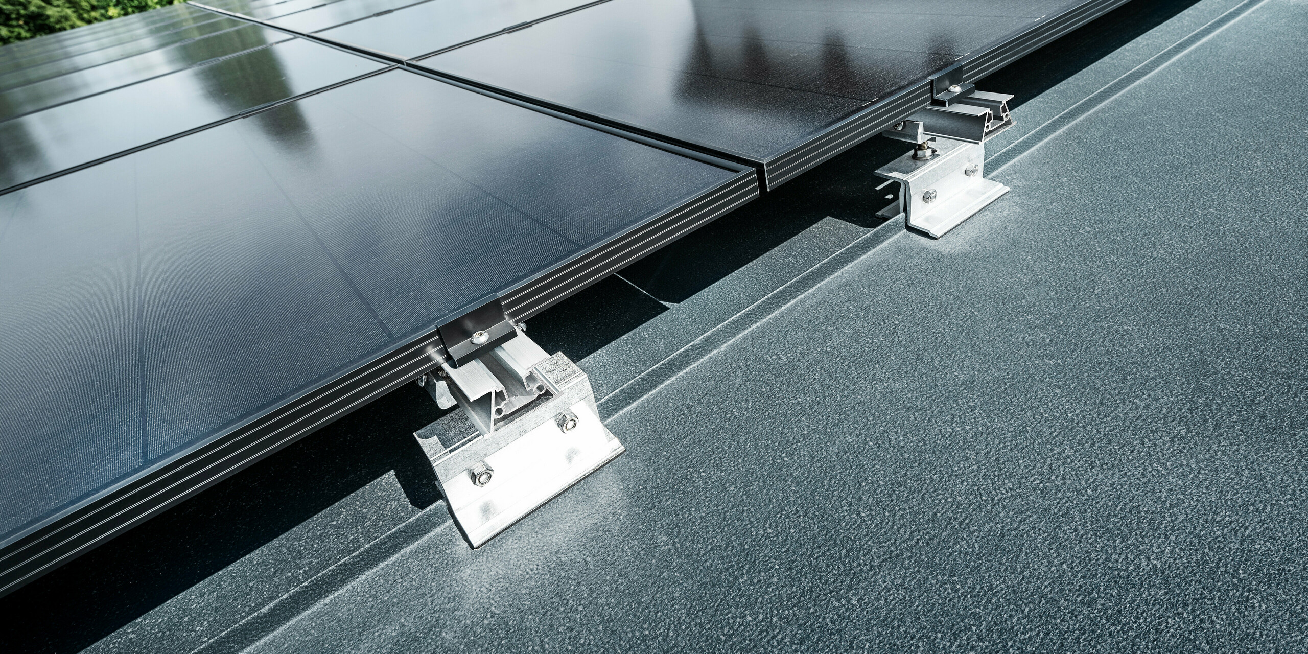 Nahaufnahme PREFA Solarhalter PREFALZ Vario auf einem Stehfalzdach in Anthrazit 