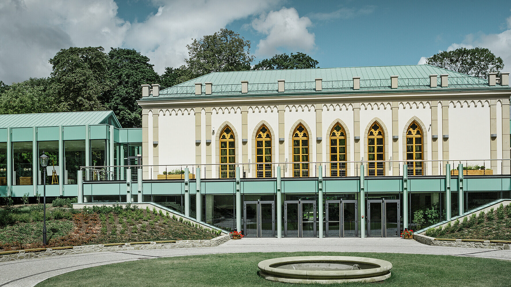 Das polnische Museum Opinogóra wurde bei der Dachsanierung mit Prefalz und Falzonal in Patina Grün eingedeckt.