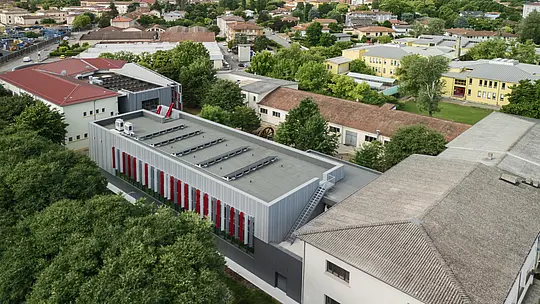 A Suzzara (MN), la storica Scuola Arti e Mestieri “F. Bertazzoni” prosegue il proprio percorso evolutivo con un secondo ampliamento rivestito sempre in alluminio PREFA, Prefalz e Prefabond.