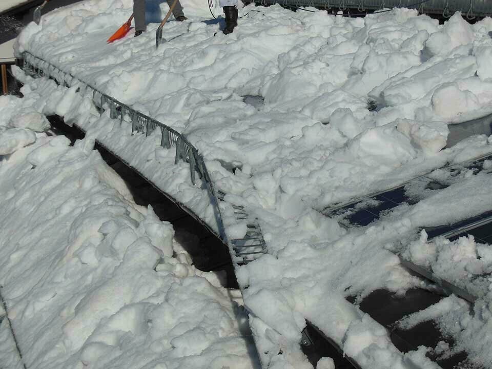 Schneerückhaltevorrichtung bei einer PV-Anlage durch Schneemassen verbogen