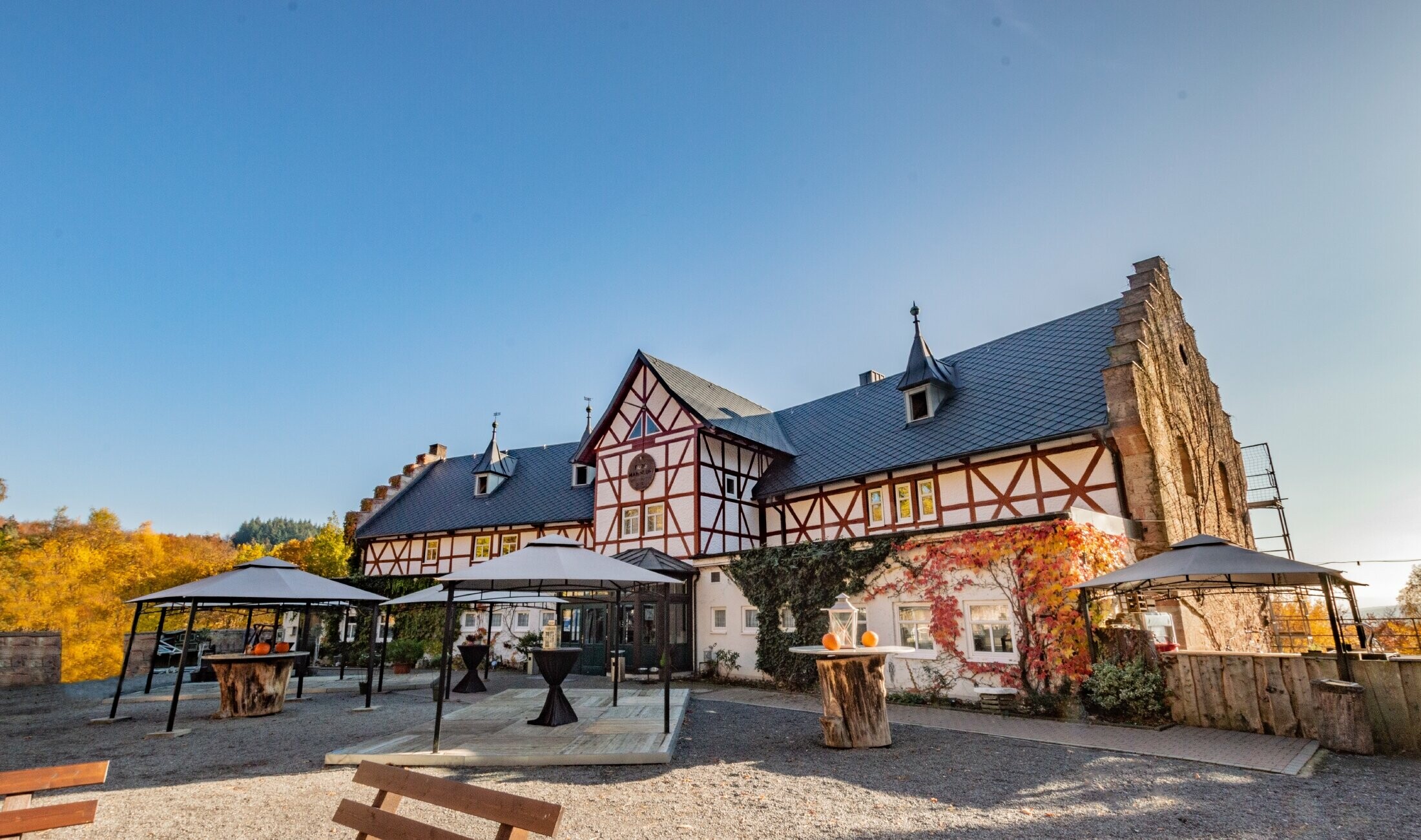 Veduta completa dell'Hotel Burg Maienluft a Wasungen. Il tetto ha un nuovo rivestimento con la scaglia 29 x 29 PREFA in antracite.