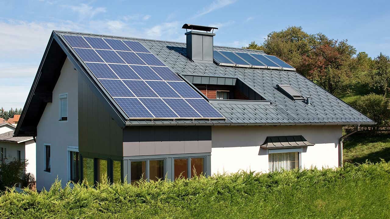 Einfamilienhaus mit der PREFA Dachplatte in Grau eingedeckt und einer Solar-Anlage mit dem PREFA Montagesystem
