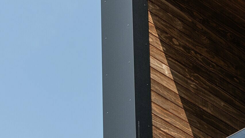 Dettaglio di una terrazza delle residenze di Trento in Vista a Villazzano realizzate in legno e rivestite con pannelli compositi in alluminio PREFABOND.