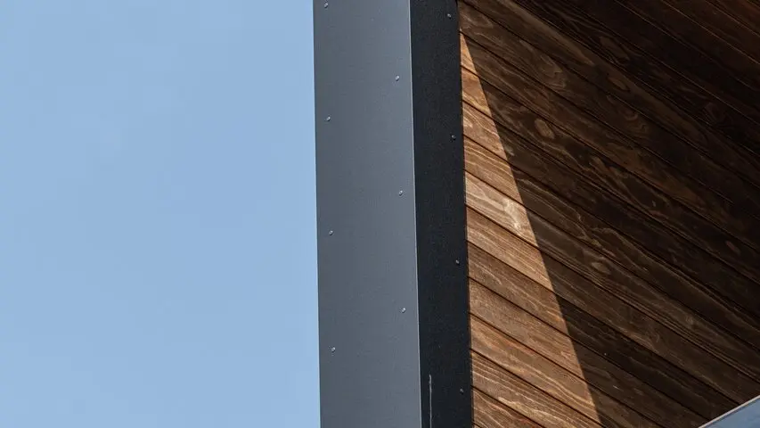 Dettaglio di una terrazza delle residenze di Trento in Vista a Villazzano realizzate in legno e rivestite con pannelli compositi in alluminio PREFABOND.
