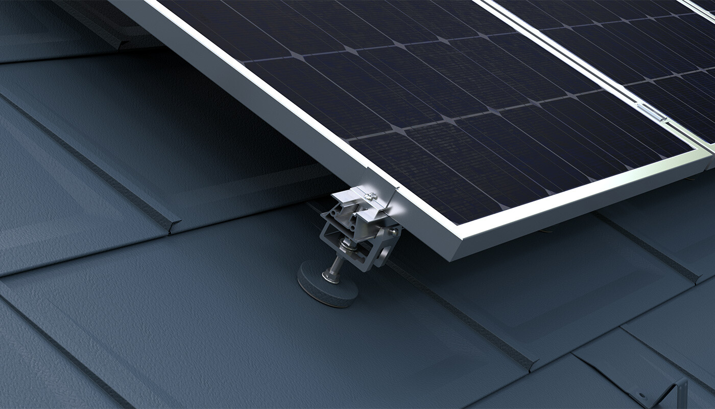 Nell’immagine, il sistema di montaggio Solar PREFA per il fissaggio degli impianti fotovoltaici sui tetti PREFA.