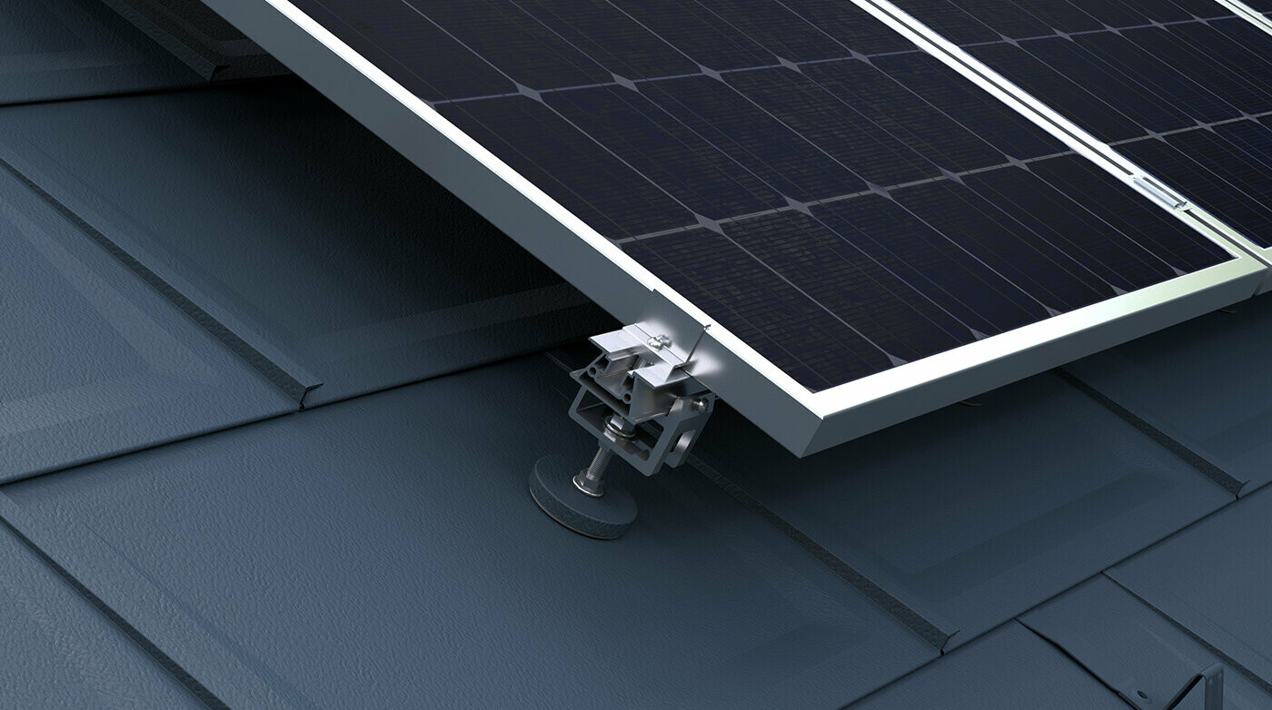 Nell’immagine, il sistema di montaggio Solar PREFA per il fissaggio degli impianti fotovoltaici sui tetti PREFA.