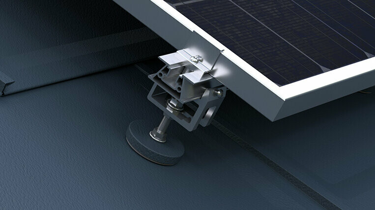 Nell’immagine, il sistema di montaggio Solar PREFA per il fissaggio degli impianti fotovoltaici sui tetti PREFA.