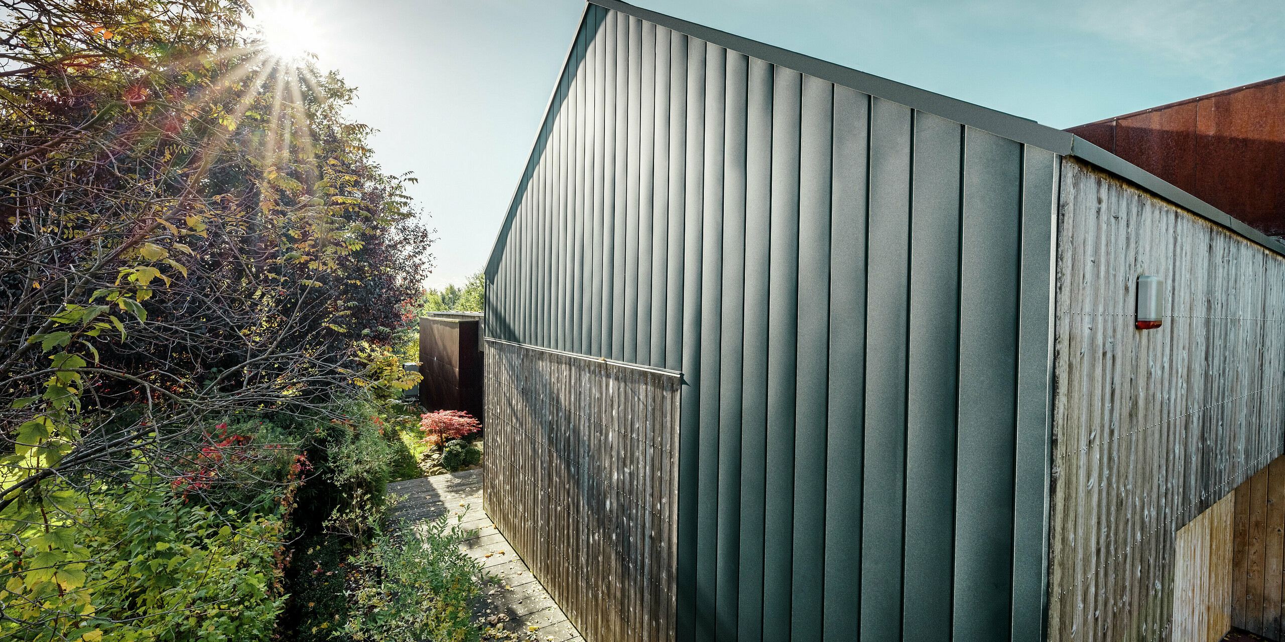 Architektonisch anspruchsvolles Wohnhaus mit einer harmonischen Kombination von Aluminium und Holz an der Fassade. Die robusten PREFALZ Elemente in Anthrazit harmonieren perfekt mit dem kanadischen Zedernholz.