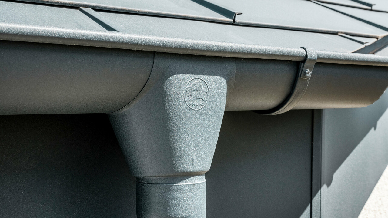 Casa unifamiliare a Newel-Besslich con Tegola R.16 PREFA e sistema di drenaggio del tetto PREFA in antracite