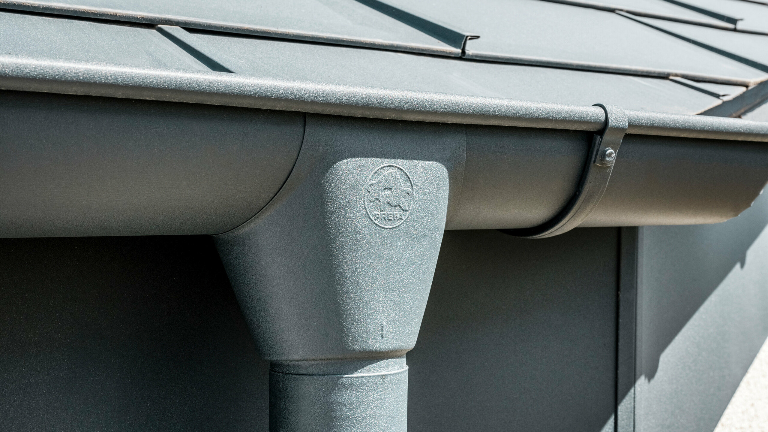 Casa unifamiliare a Newel-Besslich con Tegola R.16 PREFA e sistema di drenaggio del tetto PREFA in antracite